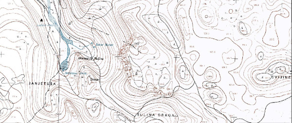 Položaj Mlakvene grede (u sredini isječka zemljovida) ističu strme litice, posebice sa zapadne i južne strane uzvišenja (Izvor: Geoportal (geoportal.dgu.hr))