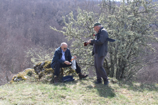 Dane Pejnović (lijevo) i Tomislav Beronić pri zasluženoj užini nakon uspona na Mlakvenu gredu (Foto: Goran Majetić)