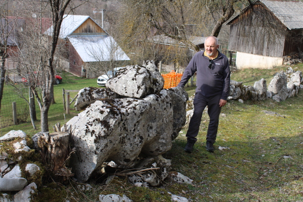 Tko je i kako postavio stijenu tešku najmanje 3 tone u suhozid (danas ruševan) koji ograđuje mjesni put u Kosinjskom Bakovcu nedaleko položaja srednjovjekovnog grada Kosinja? (Foto: Goran Majetić)