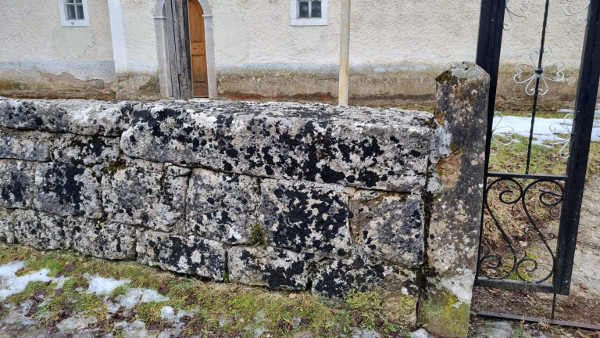 Oko metar i pol dugačak kameni blok u ogradi crkve Sveti Vid zasigurno je donesen sa starog kaštela (Foto: Tomislav Beronić)