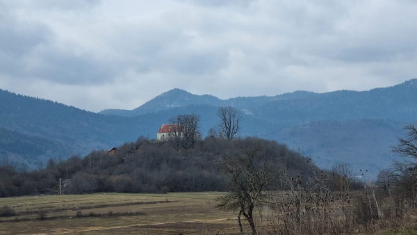 Kloštar - položaj nekadašnjeg pavlinskog samostana, danas crkva Sveti Petar i Pavle u Donjem Kosinju (Foto: Tomislav Beronić)