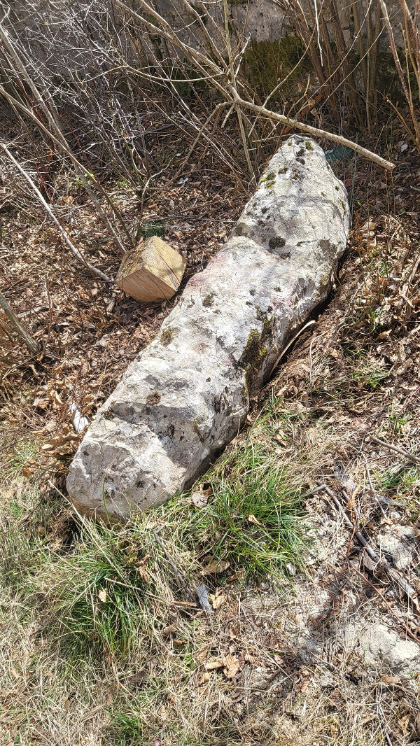 Pogled na opkopani kamen iz kuta iz kojega se doima poput grubo obrađenog (”amorfnog”) stećka (Foto: Ivan Mance)