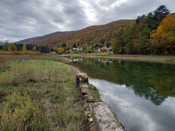 Kratki tok rijeke Zagorske Mrežnice. Sa lijeve strane se vidi ušće rječice Bistrac (Foto: Faruk Islamović)