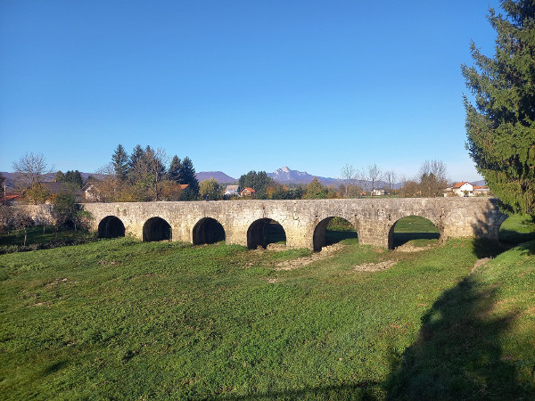 Most preko bivšeg korita Zagorske Mrežnice koji je izgrađen na inicijativu maršala Marmonta za vrijeme Francuske uprave (Foto: Faruk Islamović)