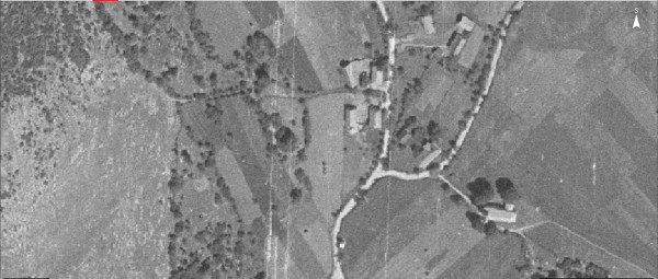 Gaj (u sredini snimke) na čijem istočnom, tada još šumom neobraslom, rubu se nalazi megalitska tvorba Pešunova vaga, na zračnoj fotografiji iz 1968. godine (Izvor: Geoportal (geoportal.dgu.hr))