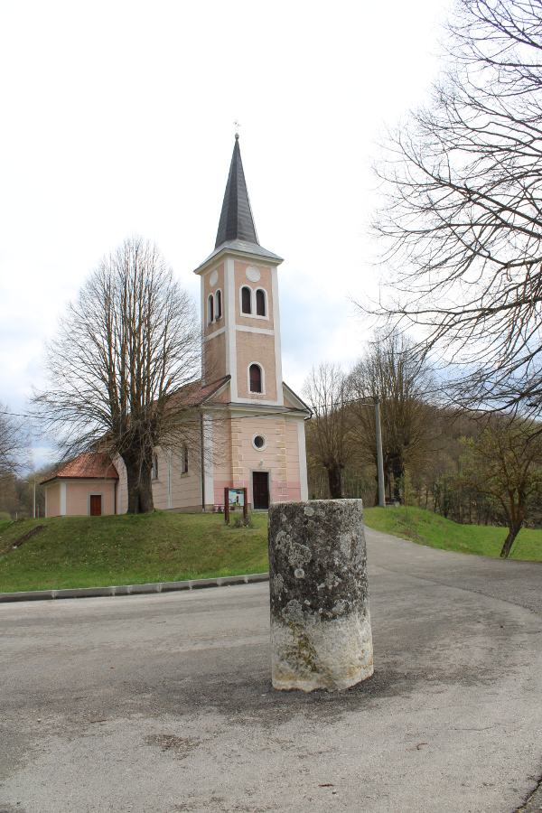 Rimski stup i crkva Uzvišenja svetoga Križa (Foto: Goran Majetić)