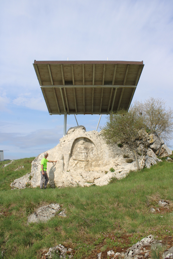 Svetište boga Mitre na položaju Rajanov Grič u selu Čoviće natkrito zaštitnom nadstrešnicom (Foto: Noa Majetić)