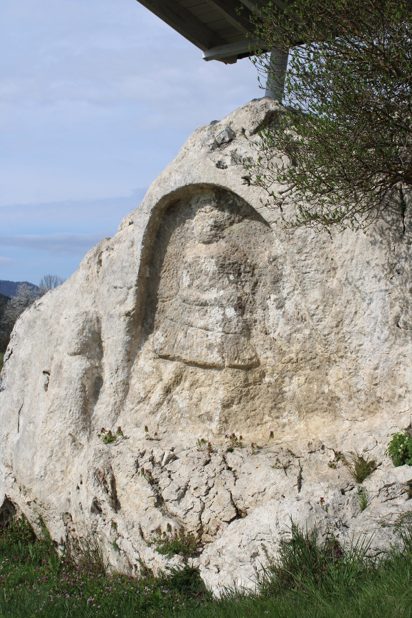 Isklesani lik na mitreju u selu Čoviće doima se poput žene u haljini te su mještani do prije pola stoljeća smatrali da je riječ o svetištu Majke Božje (Foto: Noa Majetić)