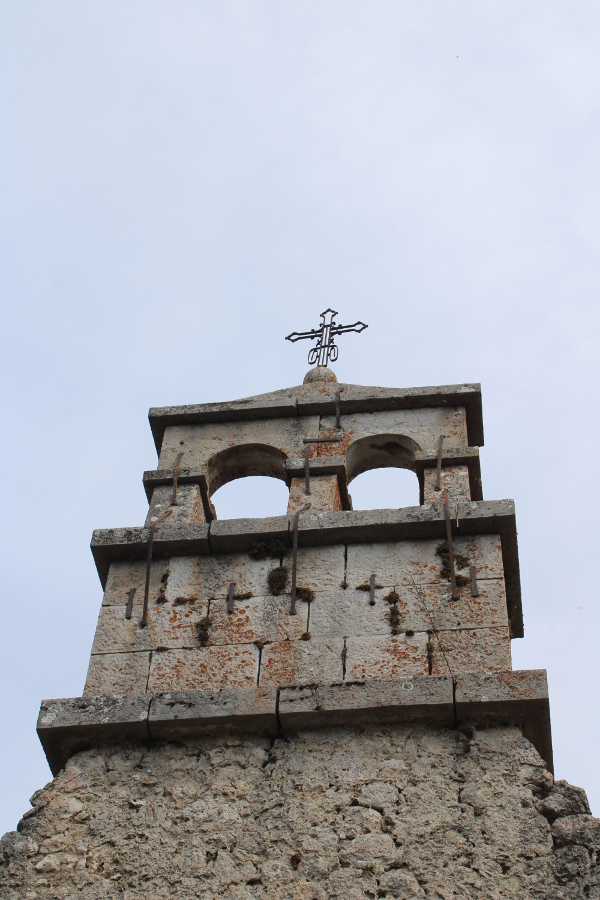 Zvonik na preslicu urušene crkve u Turjanskom još odolijeva zubu vremena (Foto: Noa Majetić)