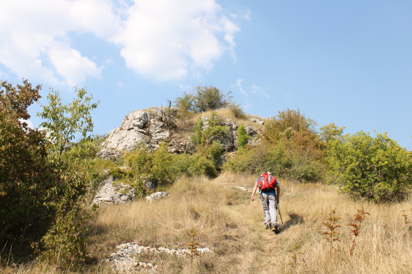 Uspon do špilje Šupljače i vrha istoimenog brijega s južne strane, od asfaltne ceste koja kroz Pavlovac vodi ka Gospiću (Foto: Goran Majetić, 2021.)