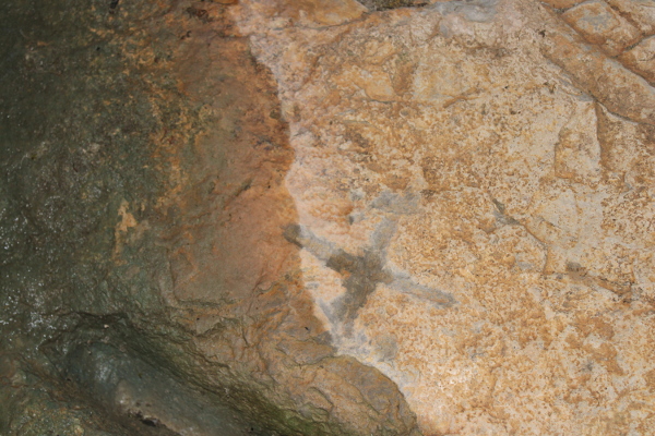 Znamen križa uklesan u veliki kamen u špilji Šupljači (Foto: Goran Majetić, 2022.)