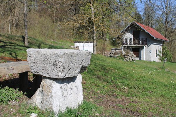 Stol na odmorištu u Javorovici napravljen od dva kamena kvadra; na donjem kamenu uklesan je broj 1833 (Foto: Goran Majetić, 15. travnja 2022.)