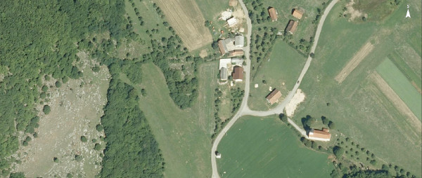 Pešunova vaga nalazi se na imanju Nikole Pešuna, uz rub malog šumarka koji danas sakriva stjenjak, nedaleko mjesne crkve i župnoga dvora (Izvor: Geoportal (geoportal.dgu.hr))
