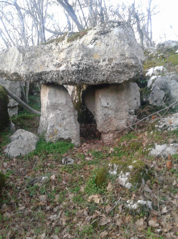 Čitatelj portala Budni Div poslao je fotografiju ”trilithona” vrlo sličnoga ovome u Prozoru, koji se nalazi na području Bruške u zaleđu Zadra (Izvor: Marinko Marinović)