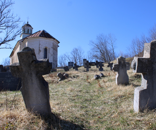 Hram Vaznesenja Gospodnjeg i groblje u Donjoj Suvaji nedaleko Srba (Foto: Noa Majetić)