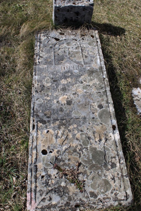 Nadgrobnica s groblja u Donjoj Suvaji s prikazom šaka s raširenim prstima i savijenim viticama iz 1900. godine (Foto: Noa Majetić)