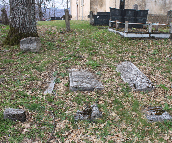 Na groblju u Doljanima ima i kamenih nadgrobnica nalik stećcima, no one su novovijekog podrijetla (Foto: Goran Majetić)