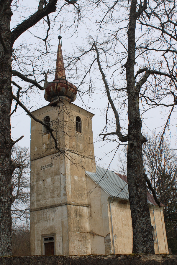 Sakriva li zidna žbuka zvonika crkve u Doljinima (još uvijek) u njega ugrađen ulomak stećka? (Foto: Goran Majetić)