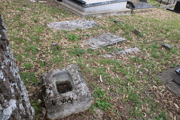 Kamene nadgrobnice na doljanskom groblju, postavljene unazad 100-200 godina; u prednjem planu vjerojatno odbačena stara krstionica (Foto: Goran Majetić)