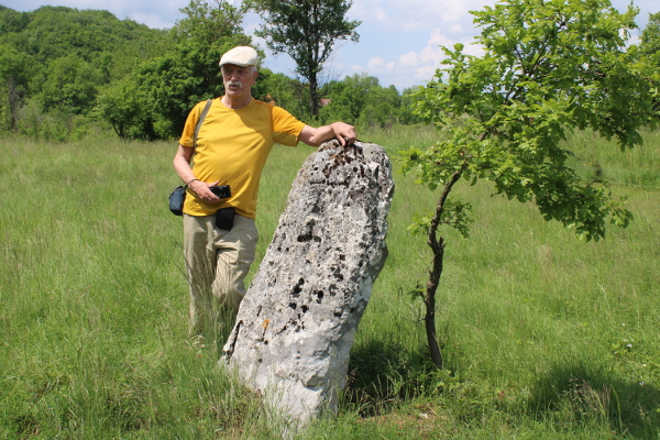 Nikola Cetina, podrijetlom Ličanin, uz novopronađeni stećak na području Gornje Ploče, čija puna dužina iznosi oko 175 centimetara (Foto: Goran Majetić)