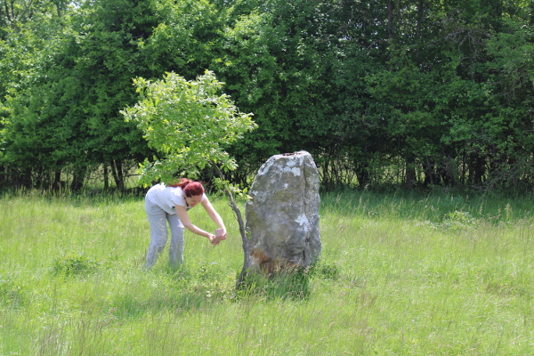 Martina Majetić uočila je nešto zanimljivo u podnožju kamenoga spomenika ... (Foto: Goran Majetić)