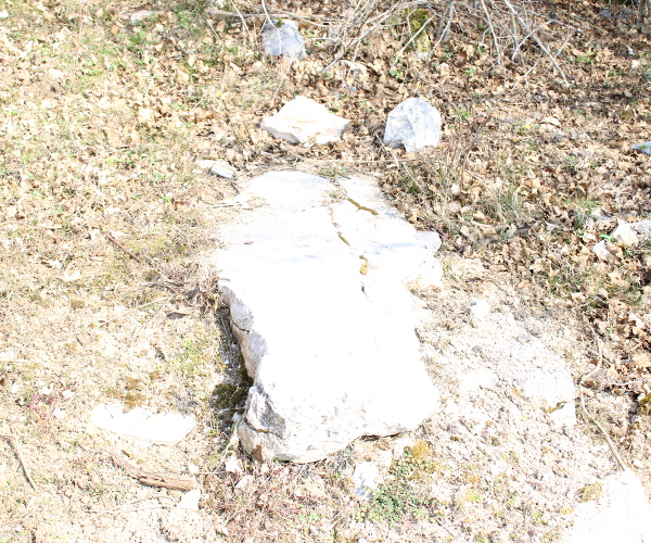 Jedna od preostalih, ali prilično oštećena, kamenih nadgrobnica uz hram Rođenje Svetog Jovana Krstitelja u selu Jošane (Foto: Goran Majetić, 2022.)