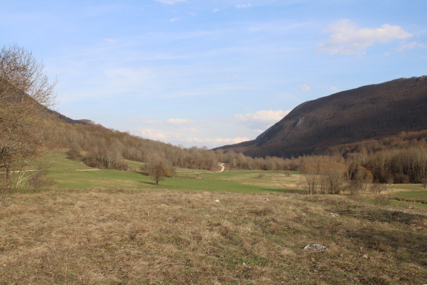 Pogled s istoga groblja prema jugoistoku na dio Kozjanske doline (Foto: Goran Majetić, 2022.)