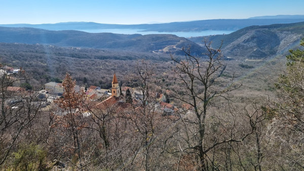 Pogled na Badanj (gornji desni dio slike) s kaštela Grižane. Lijevo na slici su crkva i mjesto Grižane. (Foto: Tomislav Beronić)