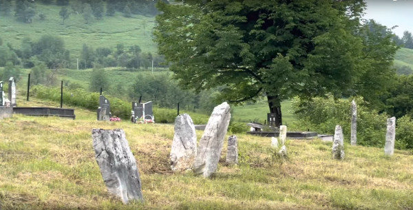 Na groblju u Dabru sačuvano je 30-ak okomitih pločastih nadgrobnica različite visine, postavljenih u usporedne redove (Izvor: Goran Ivanović ”Overlanding čudesnim Grmečom, ...” (video),  2023.)