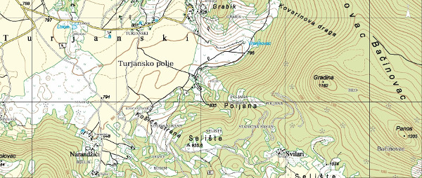 Položaj Gradine na Baćinovcu u odnosu na pružanje Turjanskog polja na sjeverozapadu i najvišeg vrha gore Panos (1205 m.n.v.) na jugoistoku (Izvor: Geoportal (geoportal.dgu.hr))