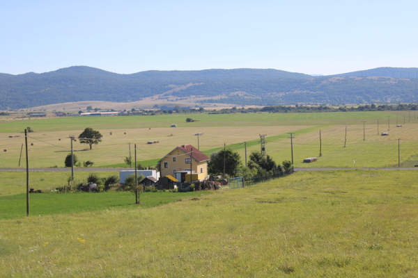 Pogled od crkvine u zaselku Uzelci na djelić prostranstva Krbavskoga polja (Foto: Goran Majetić)
