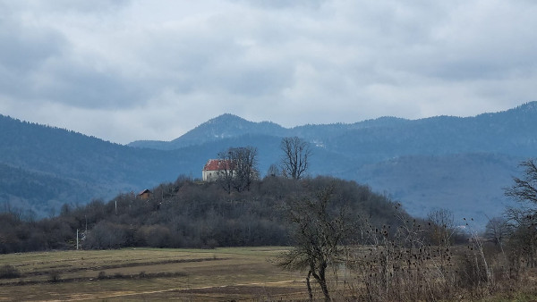 Kloštar - položaj nekadašnjeg pavlinskog samostana, danas crkva Sveti Petar i Pavle u Donjem Kosinju (Foto: Tomislav Beronić, 19. veljače 2023.)