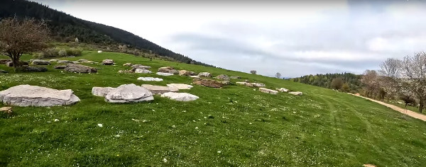 ”Grčko groblje” ili ”mramori” u janjskom selu Ljuša (Izvor: Zoran Gajić ” Janjska dolina - 1. dio ...” (video), 2023.)
