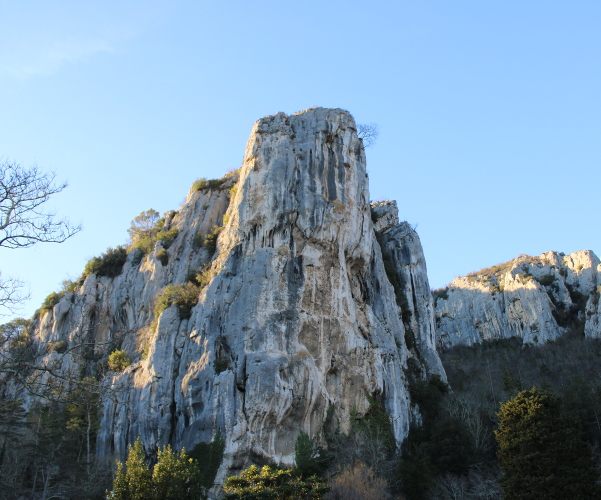 Grota svetoga Stipana (Stijena svetoga Stjepana), velebna 85 metara visoka vapnenačka litica poznata i pod nazivom - Gorostas (Div). (Foto: Goran Majetić)