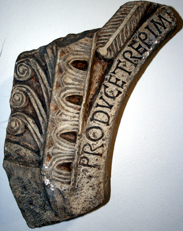 Ulomak grede s natpisom kneza Trpimira iz 9. stoljeća, pronađen u Rižinicama kraj Solina. (Izvor: Wikimedija.org)
