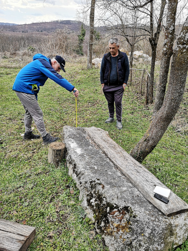 Tijekom provjere mjera većeg monolita u Vujaškovićima 18. ožujka 2021., sa štovateljem drevne baštine Zdravkom Novoselom (Foto: Goran Majetić)
