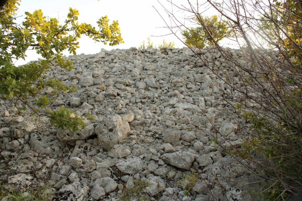 Dio kamenja od kojega se sačinjena gomila vrlo je krupno (Foto: Frano Šušić - Jurić)