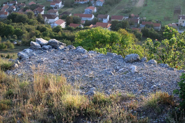 Plato s podzidom koji se naslanja na gomilu (Foto: Frano Šušić - Jurić)