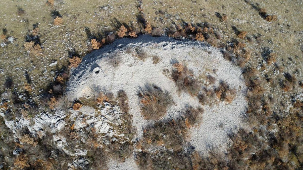 U donjem lijevom kutu nazire se plato s podzidom, a podno njega stijena koja skriva "zlatni stolac" (Foto: Frano Šušić - Jurić)