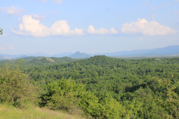 Pogled sa Stražbenice ka jugoistoku, na Ličko polje, istaknuto uzvišenje Zir i planinu Velebit u pozadini (Foto: Goran Majetić)