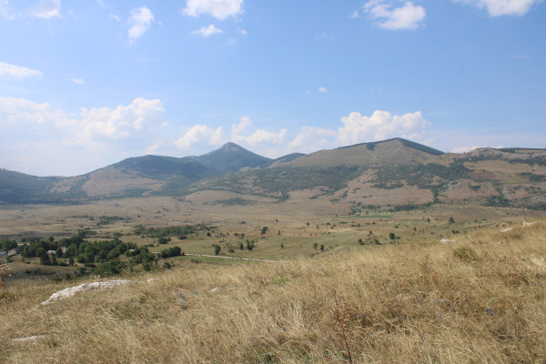 Pogled s mazinske Gradine na dio Mazinskog polja i vrhove Ličke Plješivice (Foto: Goran Majetić)