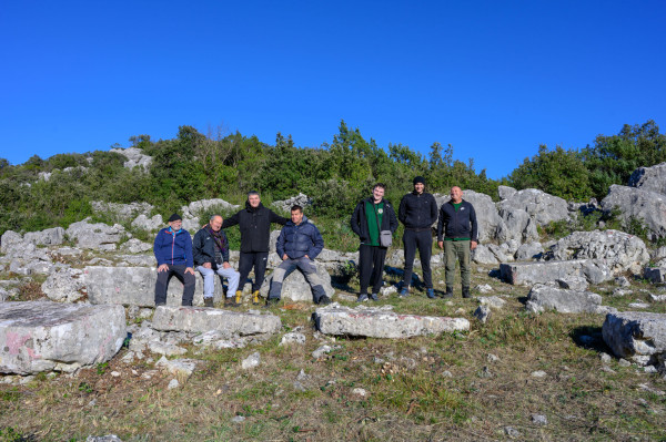 Volonteri u pauzi čišćenja; s lijeva na desno: M. Vuica, B. Bustruc, M. Erak, N. Nikolac, N. Erak, D. Giljević, V. Herceg (Izvor: Klik Ploče (klikploce.com.hr))