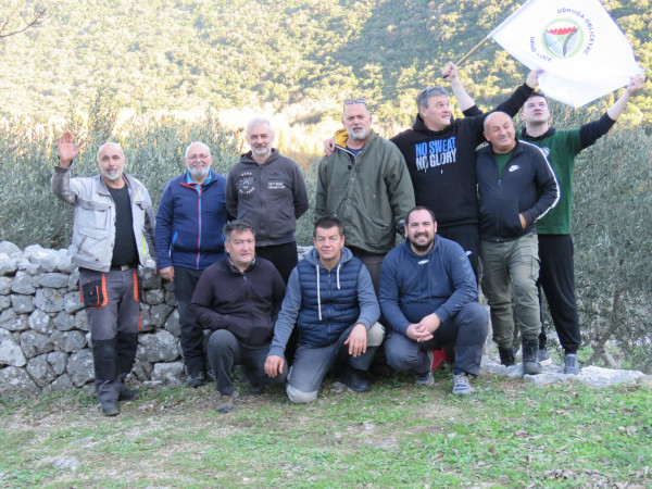 Volonteri nakon završenog radnog dana u Vidonj dolcu; s lijeva na desno stoje: Š. Manenica, M. Vuica, N. Radoš, T. Jakić, M. Erak, V. Herceg, N. Erak, čuče; D. Erak, N. Nikolac, T. Živković (Izvor: Klik Ploče (klikploce.com.hr))