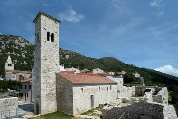 Crkva sv. Jurja u Plominu (Izvor: Povijesni i pomorski muzej Istre (ppmi.hr); Foto: Ivo Puniš, 2016.)