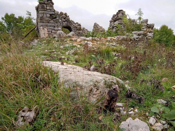 Jedan od povećih stećaka s jugoistočne strane štikadske crkvine (Foto: Vladimir Javorović)