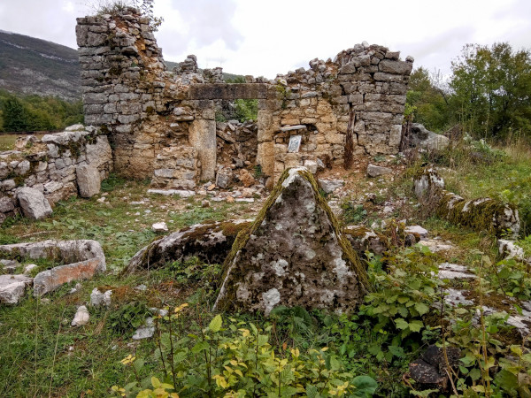 Pogled na ostatke zapadnoga pročelja s hramskim ulazom i na nekadašnju sjenicu (lopicu) (Foto: Vladimir Javorović)