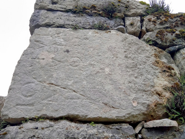 Ulomak spomenika iz rimskog (antičkog) doba, s natpisom uklesanim na latinskom pismu, ugrađen u sjeveroistočnu uglovnicu hrama (Foto: Vladimir Javorović)