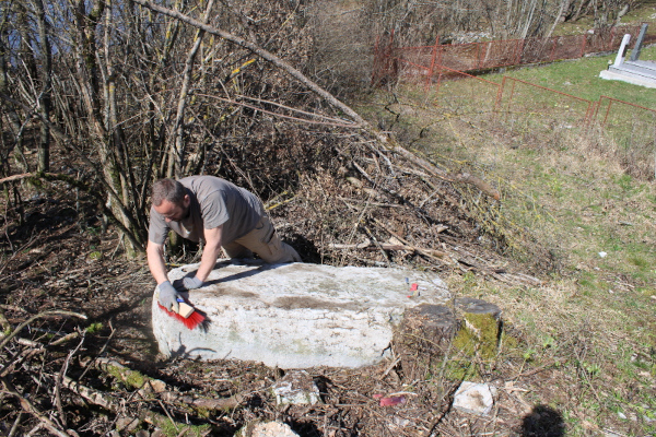 Nakon uklanjanja gomile granja s najdebljeg stećka na Crkvini, konzervator - restaurator Goran Koprek četkom je pažljivo očistio njegovu površinu, nakon čega se ukazao u svoj svojoj neobičnosti (Foto: Goran Majetić)