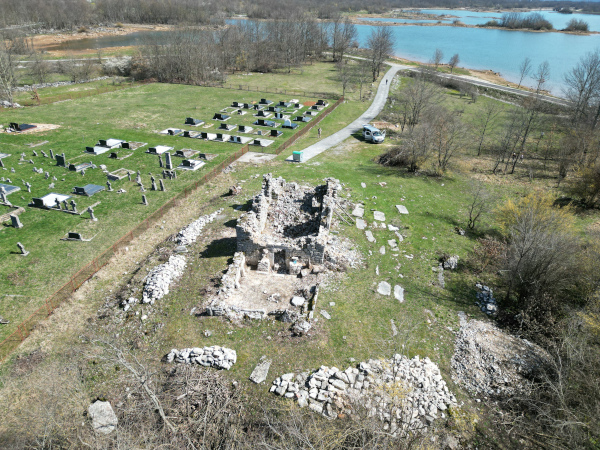 Zračni snimak Crkvine u Štikadi sa zapadne strane; lijepo se vide sjenica (lopica) hrama i hramska lađa, gomile kamenja prikupljene raščišćavanjem dijela urušenih zidova hrama, kao i većina okolnih stećaka; stećak s polukružnim čelom nazire se donjem lijevom kutu (Foto: Goran Koprek)