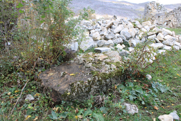 Veliki stećak - sanduk na jugozapadnom dijelu Crkvine, uz gomilu kamenog otpada preveženog s hramske ruševine, koji zbog nepravilne površine izgleda kao da je izvrnut naopako (Foto: Goran Majetić)